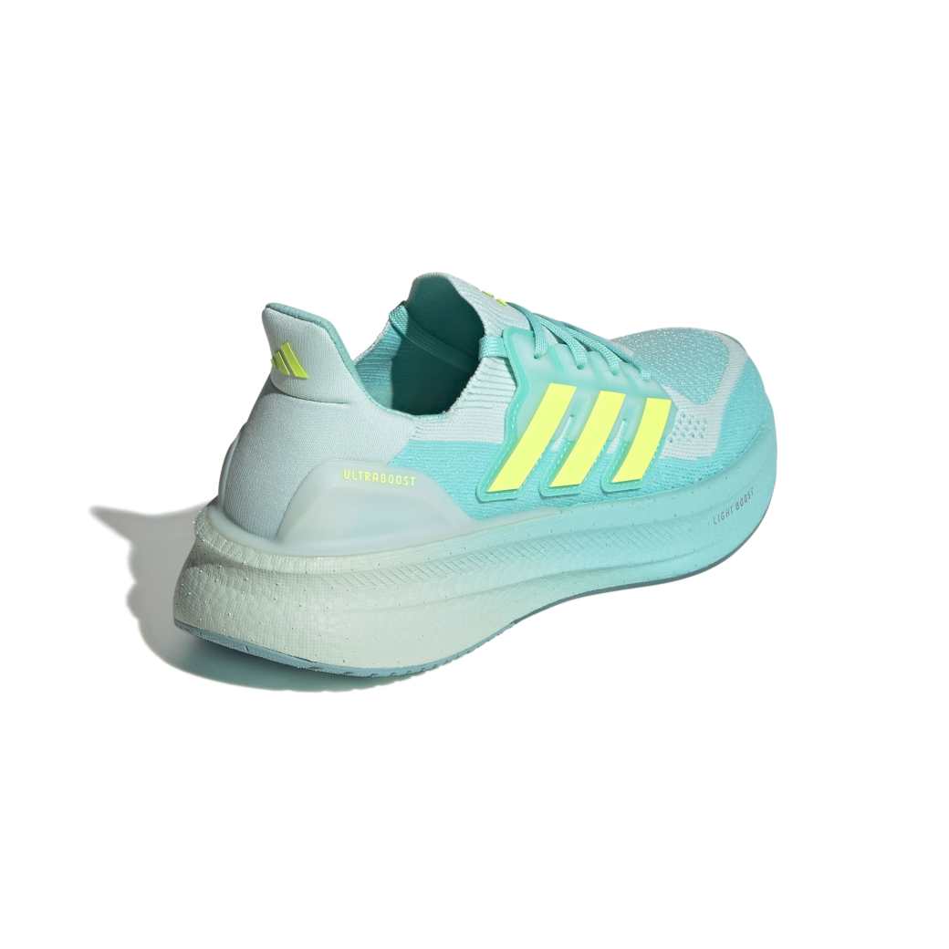 Traseira do Tênis Adidas Ultraboost 5 com contraforte e inscrição ULTRABOOST